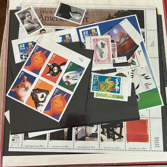 1998 commemorative USPS stamp yearbook mint condition. - Picture 2 of 2